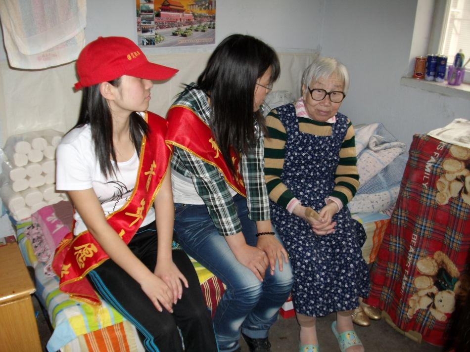 松隐敬老院服务志愿者
